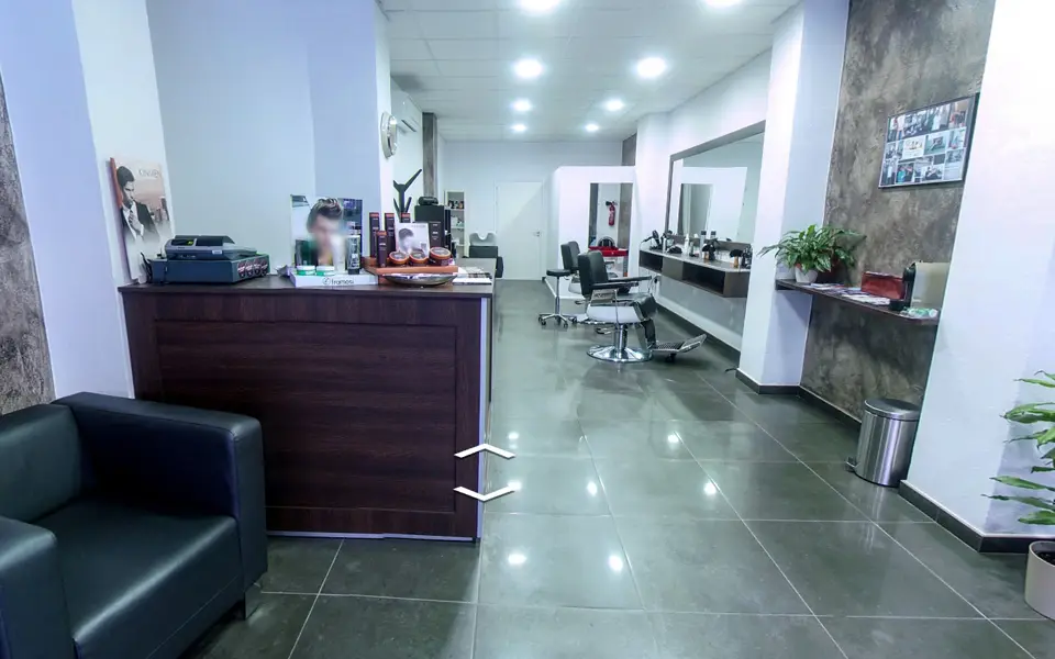 Recepción y sala de la peluquería L'Actual de Roses